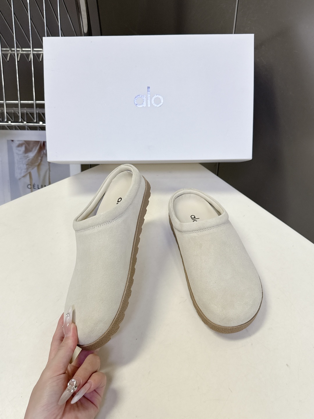 alo潮牌秋冬复古极简勃肯拖 第一眼看到这个鞋子感觉不起眼,没有过多的装饰很简单 但带有点复古味呆萌可爱