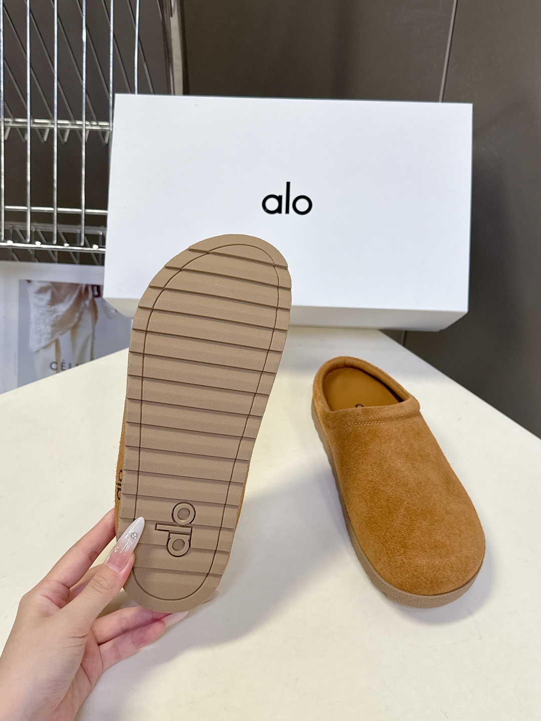 alo潮牌秋冬复古极简勃肯拖 第一眼看到这个鞋子感觉不起眼,没有过多的装饰很简单 但带有点复古味呆萌可爱