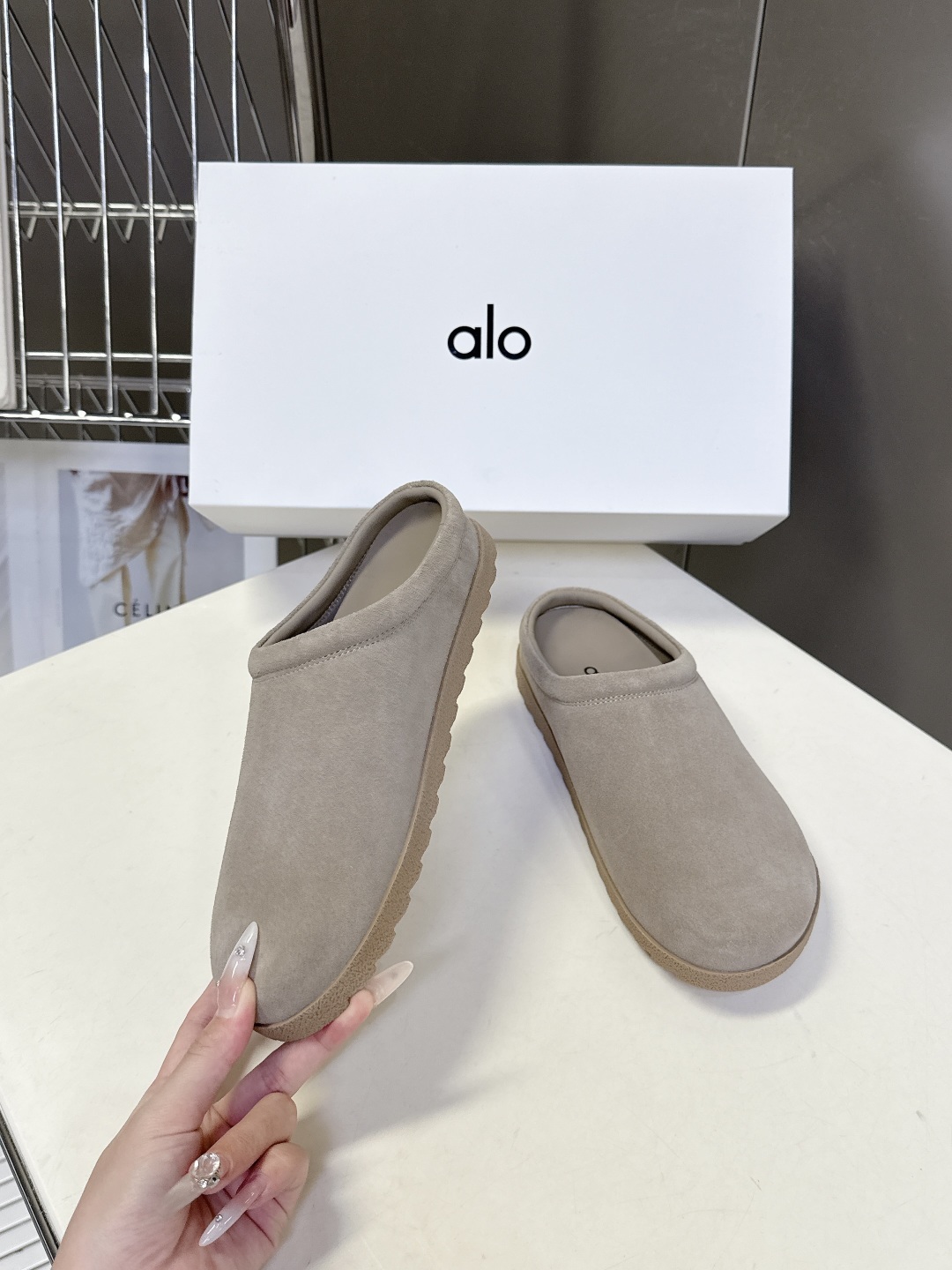 alo潮牌秋冬复古极简勃肯拖 第一眼看到这个鞋子感觉不起眼,没有过多的装饰很简单 但带有点复古味呆萌可爱