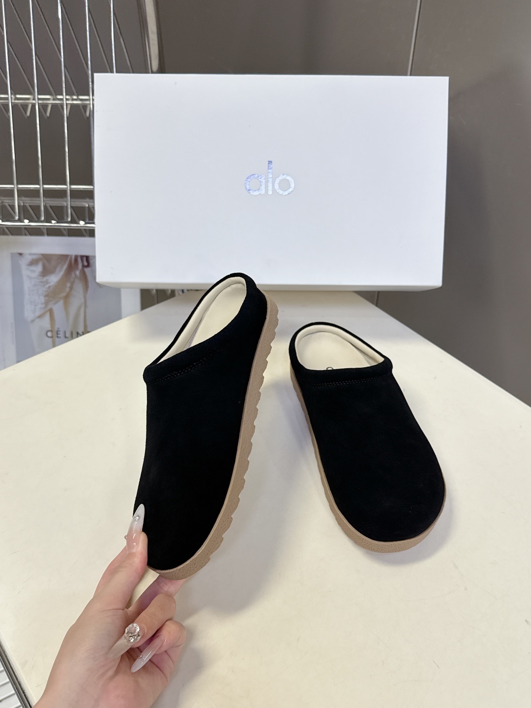 alo潮牌秋冬复古极简勃肯拖 第一眼看到这个鞋子感觉不起眼,没有过多的装饰很简单 但带有点复古味呆萌可爱