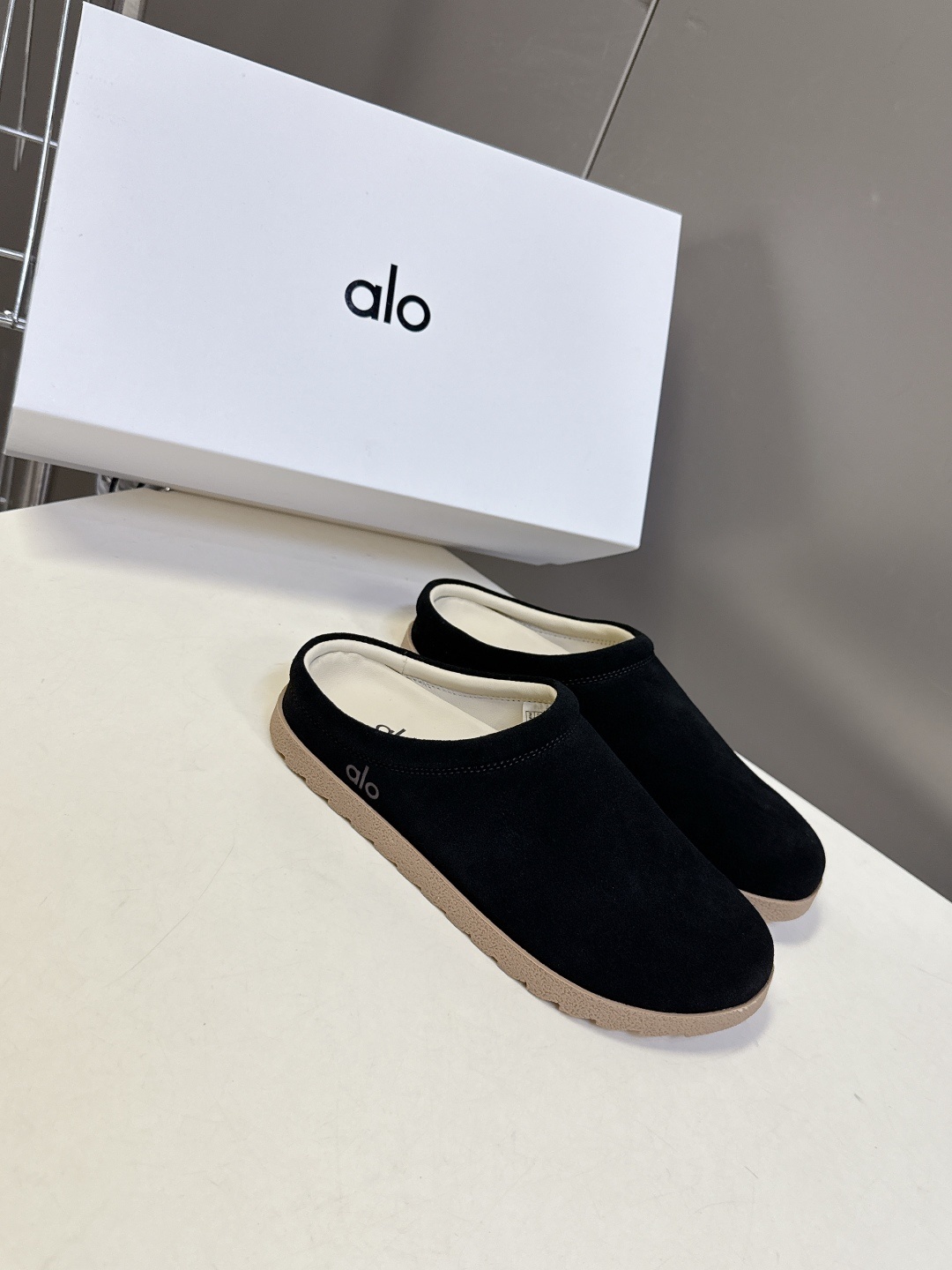 alo潮牌秋冬复古极简勃肯拖 第一眼看到这个鞋子感觉不起眼,没有过多的装饰很简单 但带有点复古味呆萌可爱