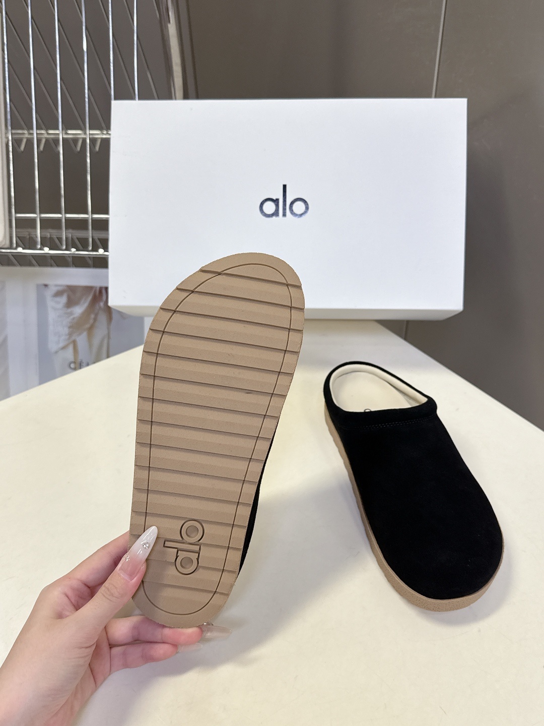 alo潮牌秋冬复古极简勃肯拖 第一眼看到这个鞋子感觉不起眼,没有过多的装饰很简单 但带有点复古味呆萌可爱