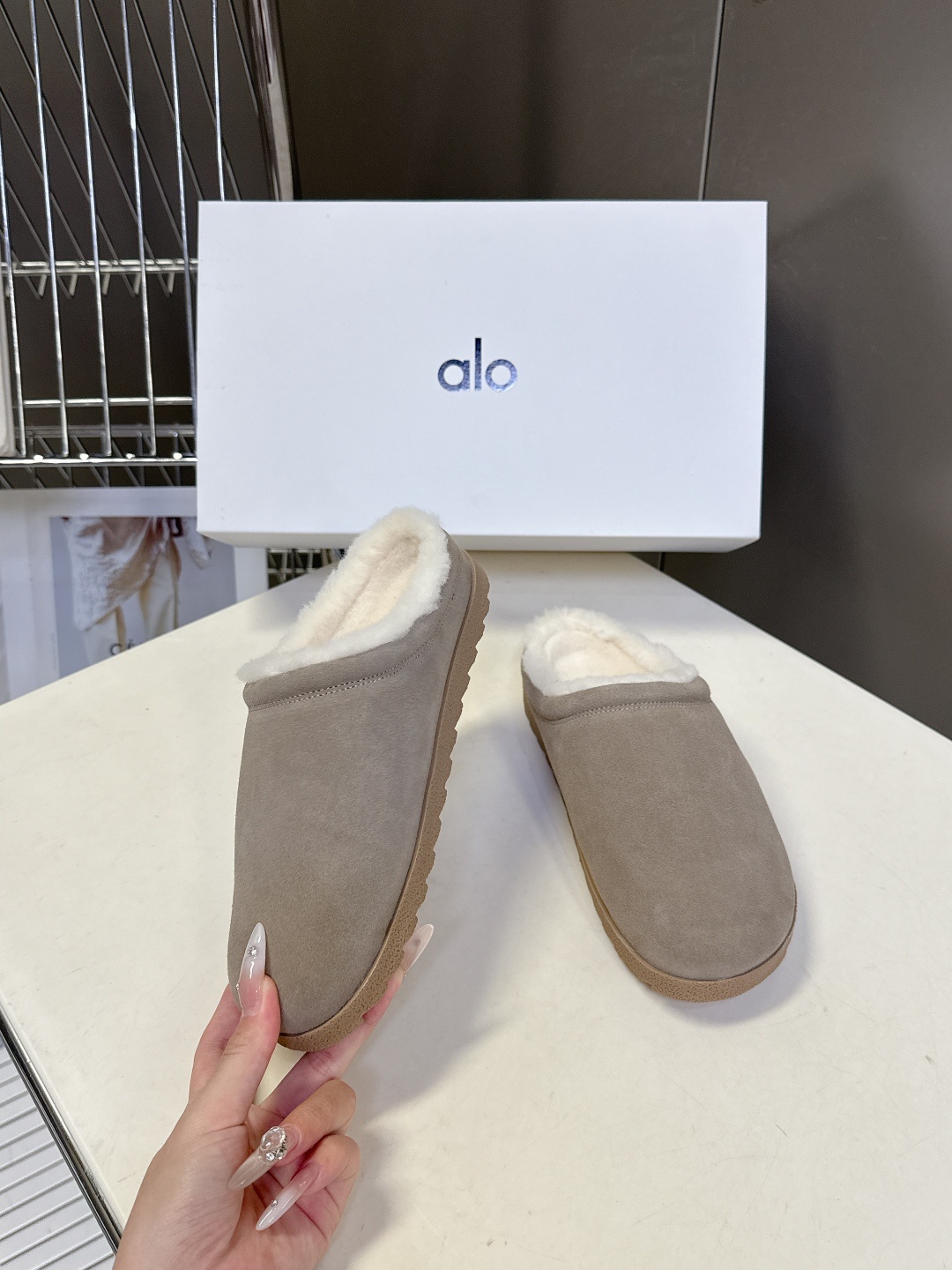 alo潮牌秋冬复古极简毛里勃肯拖 第一眼看到这个鞋子感觉不起眼,没有过多的装饰很简单 但带有点复古味呆萌