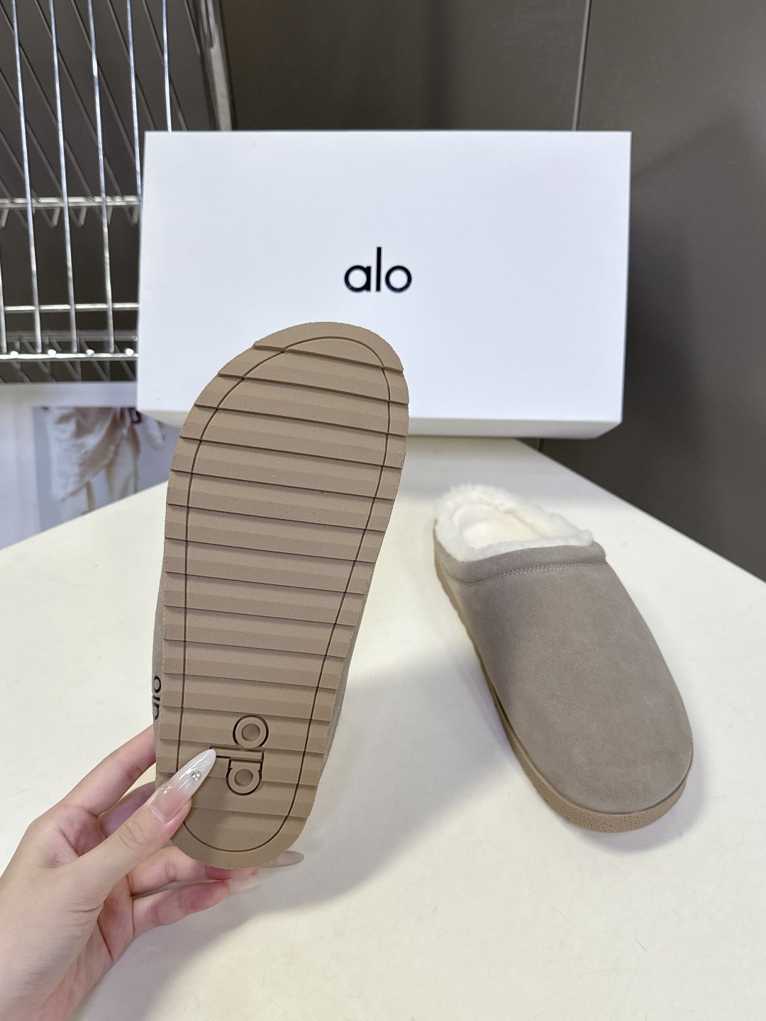 alo潮牌秋冬复古极简毛里勃肯拖 第一眼看到这个鞋子感觉不起眼,没有过多的装饰很简单 但带有点复古味呆萌