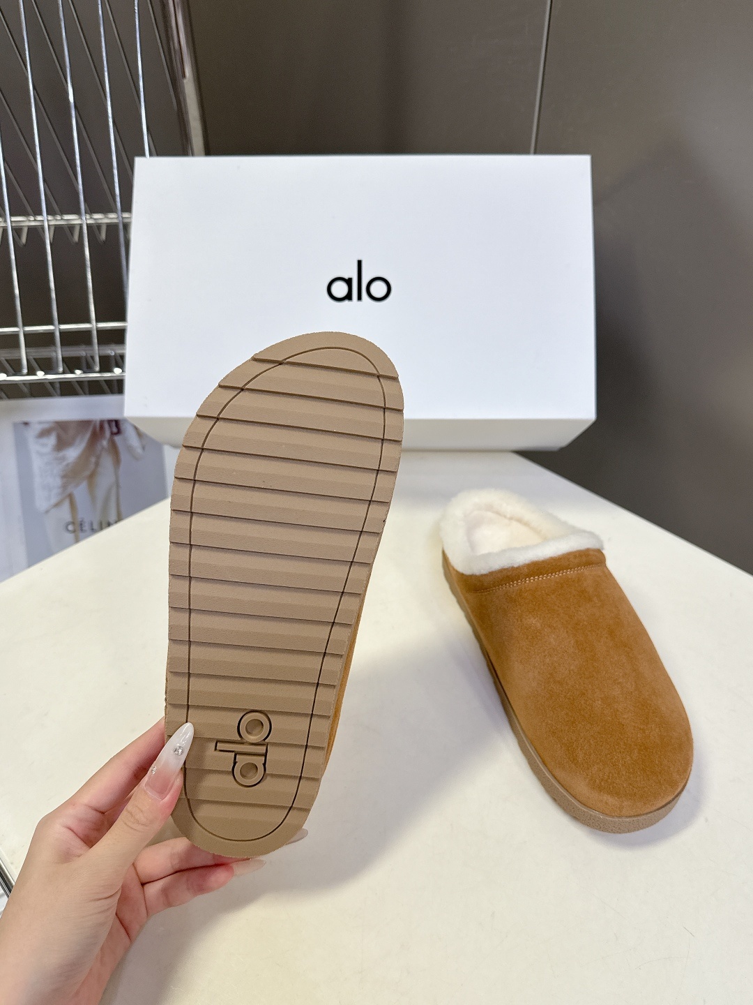 alo潮牌秋冬复古极简毛里勃肯拖 第一眼看到这个鞋子感觉不起眼,没有过多的装饰很简单 但带有点复古味呆萌