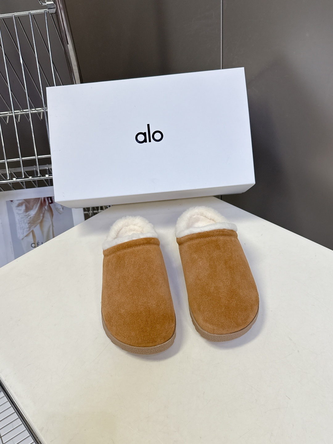 alo潮牌秋冬复古极简毛里勃肯拖 第一眼看到这个鞋子感觉不起眼,没有过多的装饰很简单 但带有点复古味呆萌