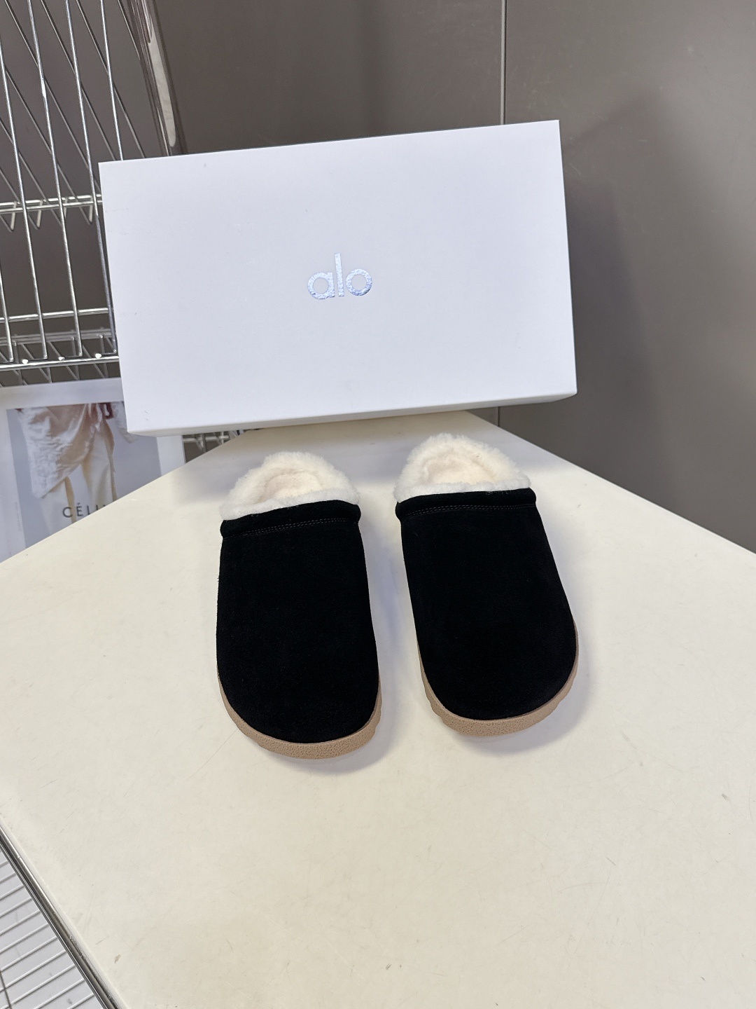 alo潮牌秋冬复古极简毛里勃肯拖 第一眼看到这个鞋子感觉不起眼,没有过多的装饰很简单 但带有点复古味呆萌
