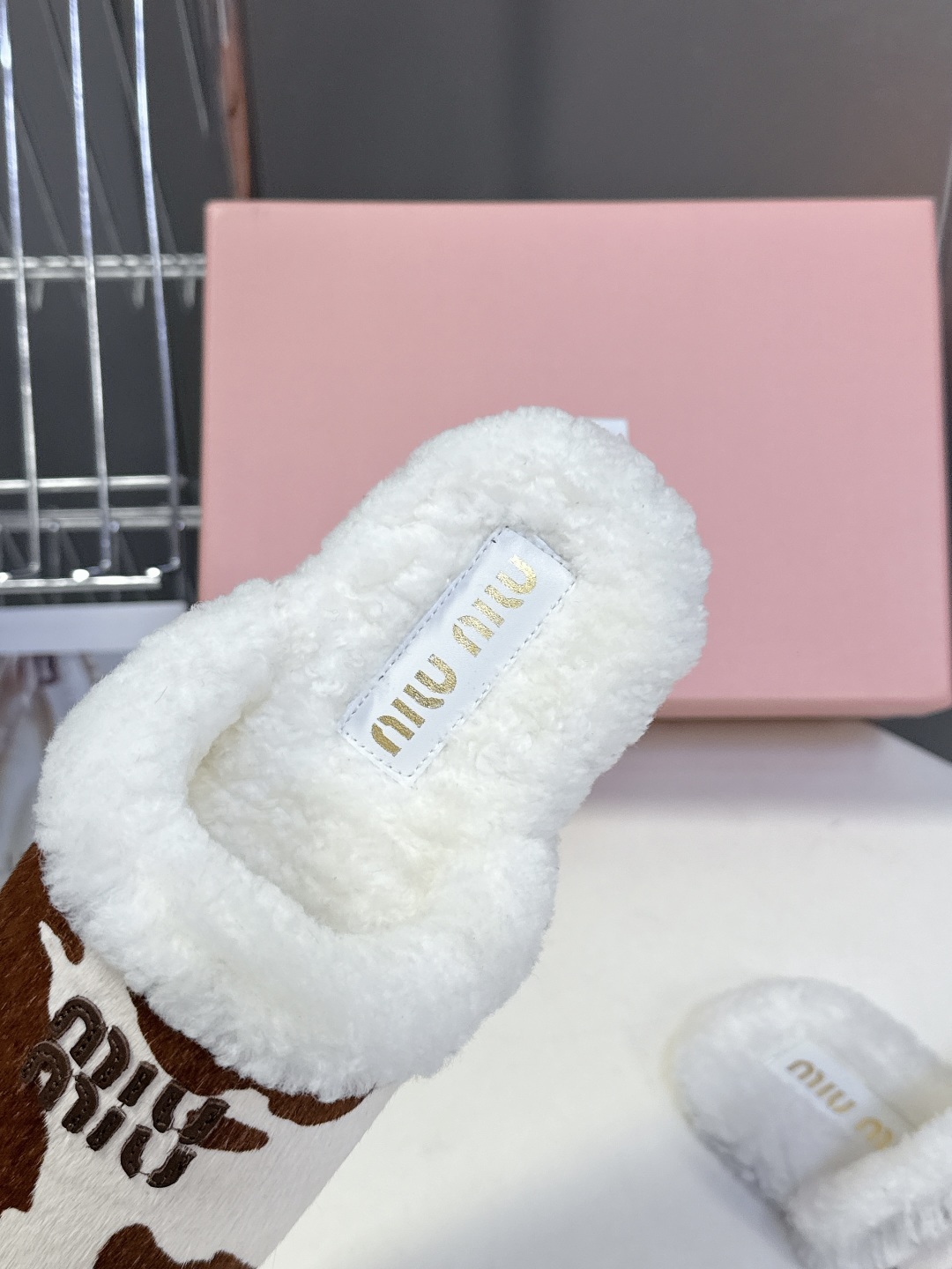 MiuMiu缪缪秋冬最新款毛毛拖鞋～ Miu家今年也是出了不少 这双毛拖也好好看！皮质的就是非常高级呀 