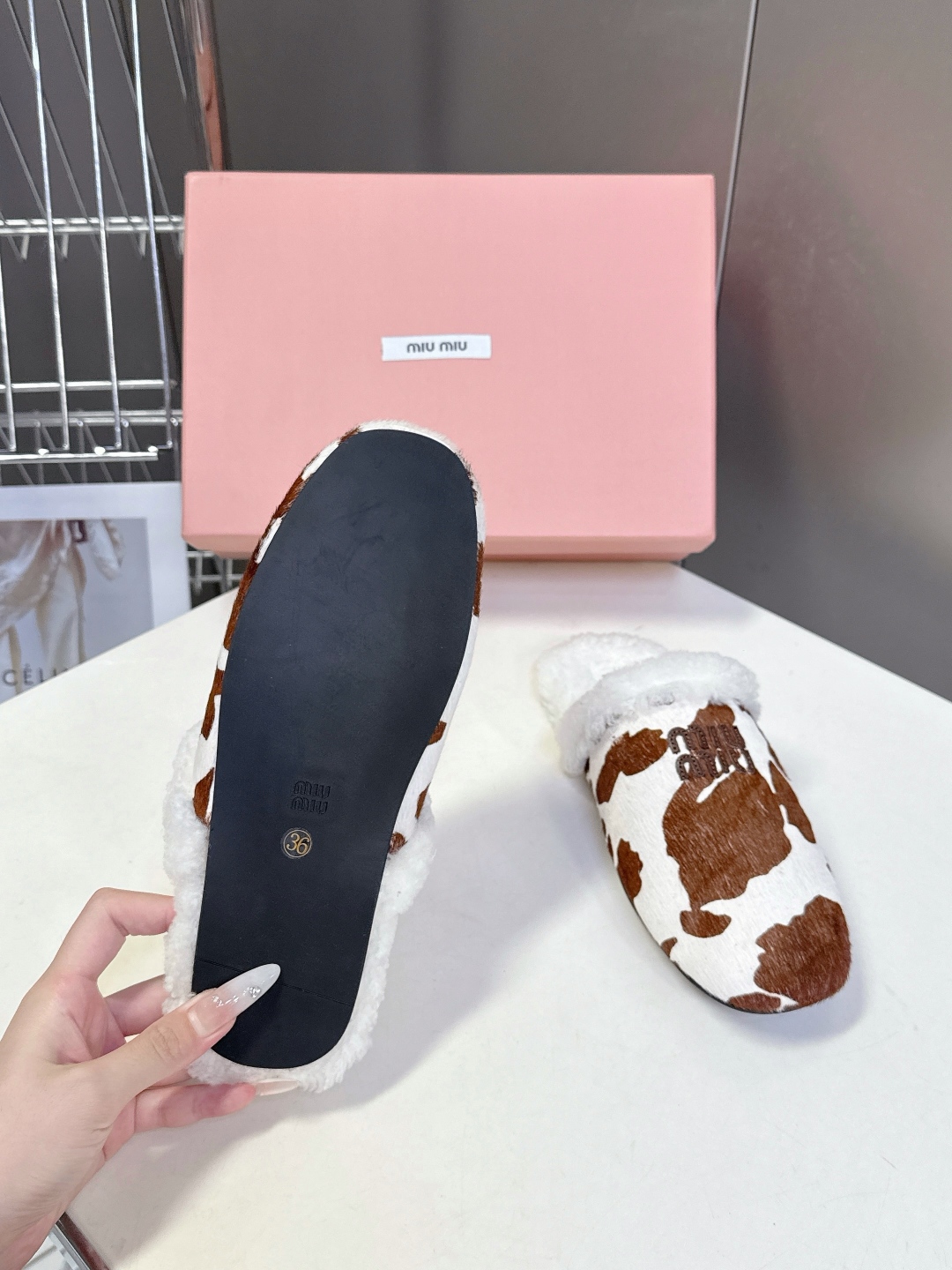 MiuMiu缪缪秋冬最新款毛毛拖鞋～ Miu家今年也是出了不少 这双毛拖也好好看！皮质的就是非常高级呀 