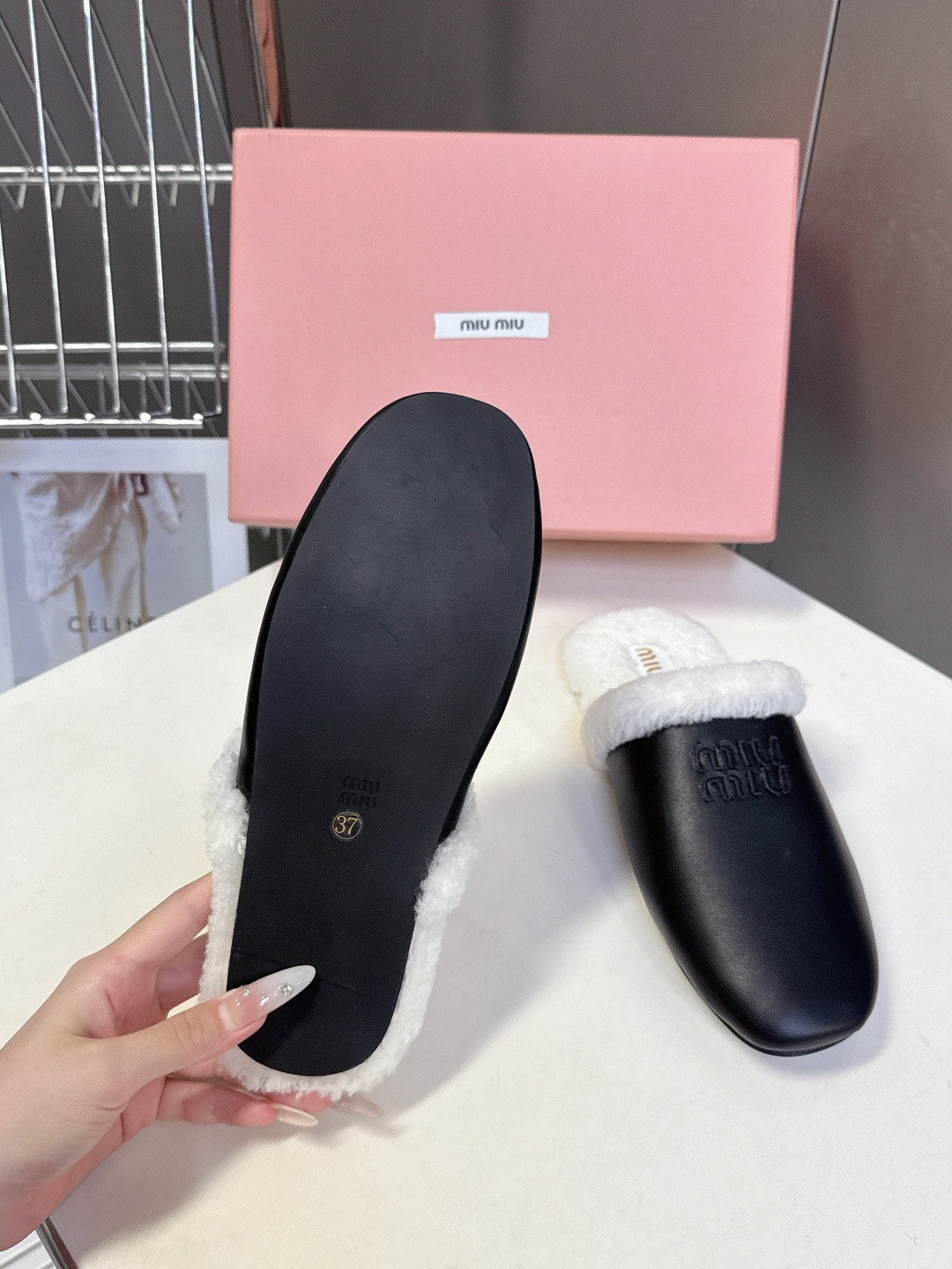 MiuMiu缪缪秋冬最新款毛毛拖鞋~ Miu家今年也是出了不少 这双毛拖也好好看!皮质的就是非常高级呀