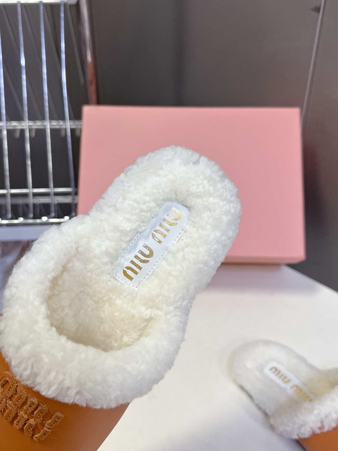 MiuMiu缪缪秋冬最新款毛毛拖鞋～ Miu家今年也是出了不少 这双毛拖也好好看！皮质的就是非常高级呀 