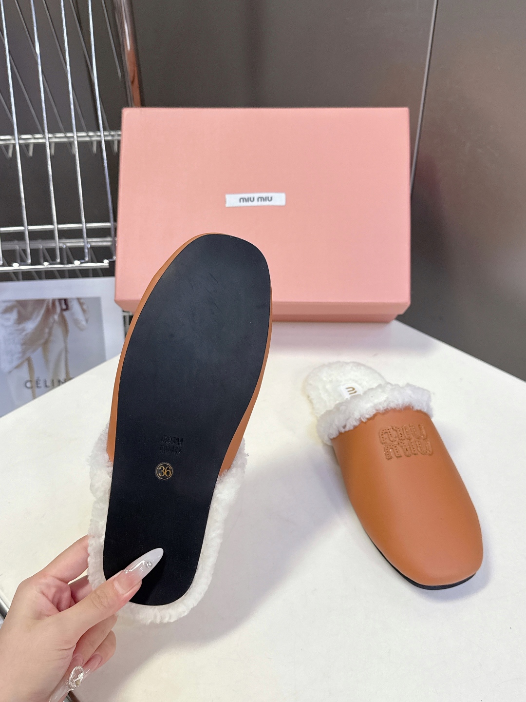 MiuMiu缪缪秋冬最新款毛毛拖鞋～ Miu家今年也是出了不少 这双毛拖也好好看！皮质的就是非常高级呀 