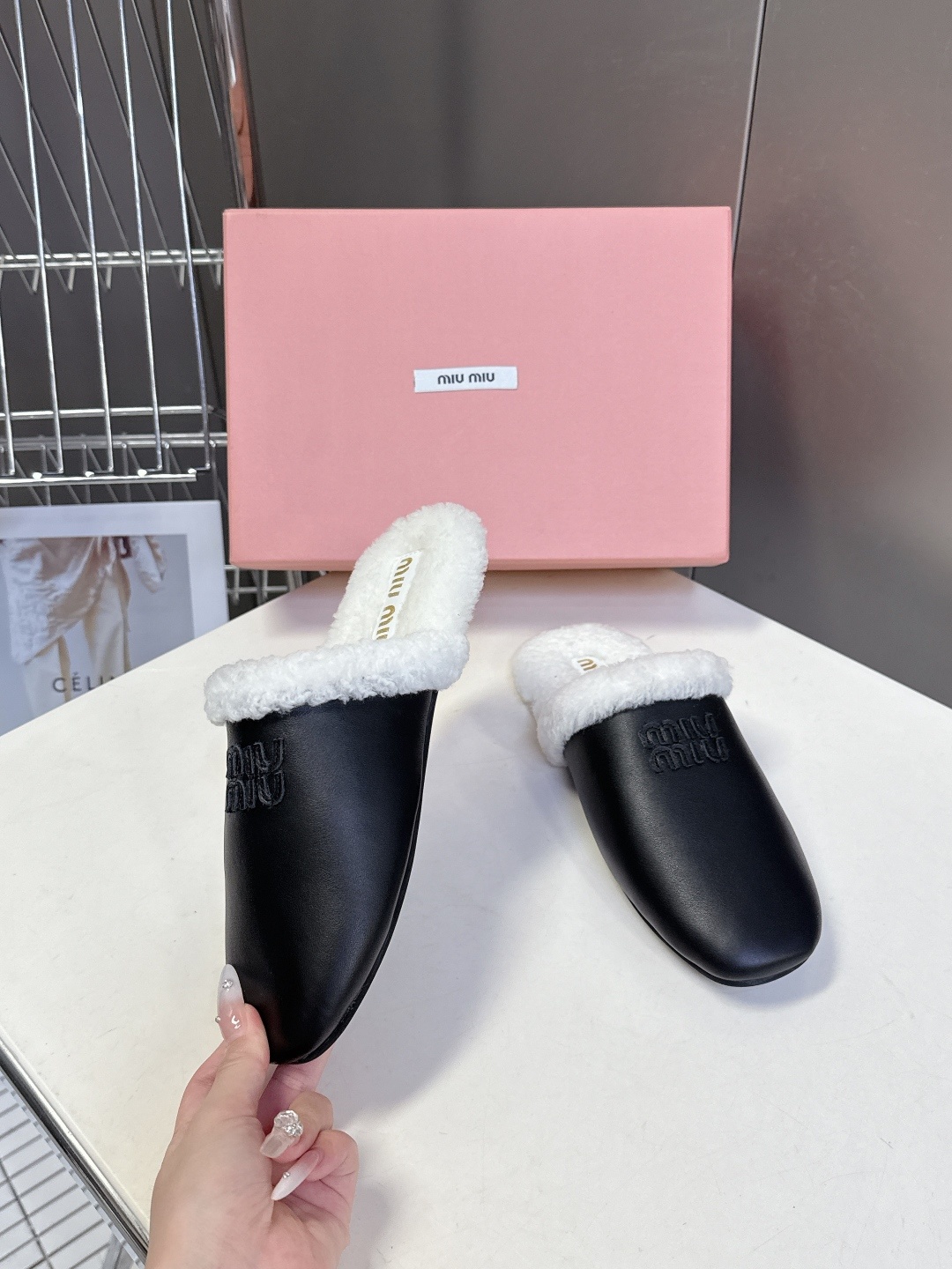 MiuMiu缪缪秋冬最新款毛毛拖鞋~ Miu家今年也是出了不少 这双毛拖也好好看!皮质的就是非常高级呀