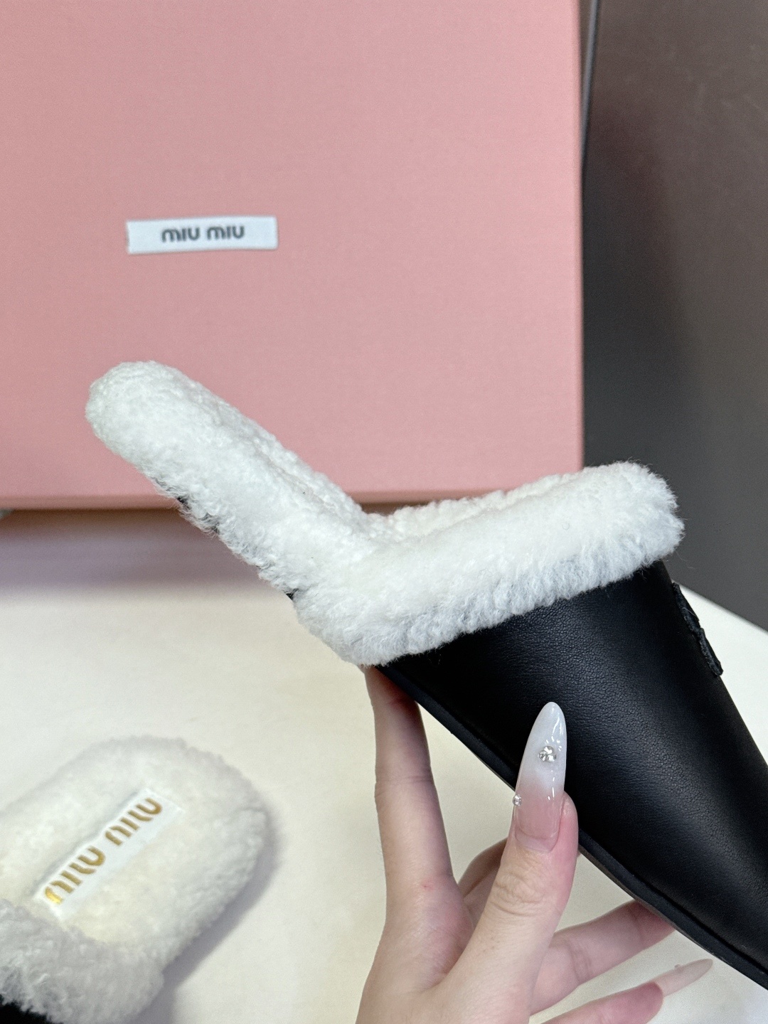 MiuMiu缪缪秋冬最新款毛毛拖鞋~ Miu家今年也是出了不少 这双毛拖也好好看!皮质的就是非常高级呀