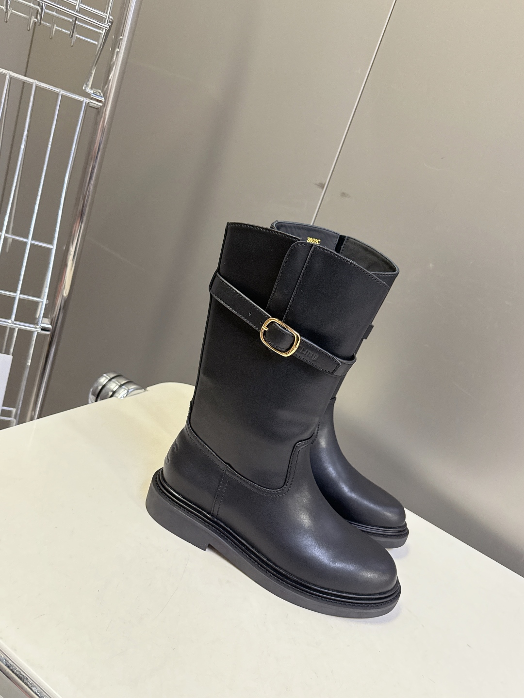 Bottes de cavalier Celine en cuir de veau noir avec boucle dorée, confort et style