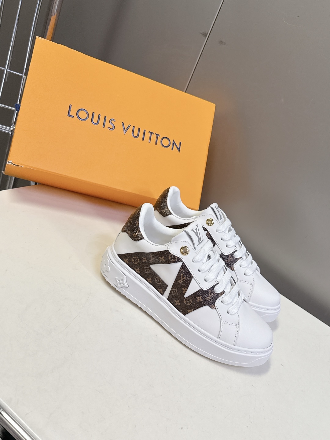 Louis Vuitton路易威登情侣款小白鞋 超多网红时尚博主种草 简约的鞋型格板设计 品牌LOGO压