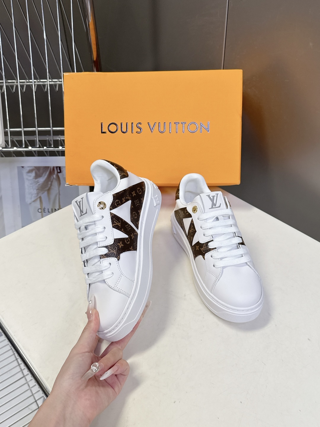 Louis Vuitton路易威登情侣款小白鞋 超多网红时尚博主种草 简约的鞋型格板设计 品牌LOGO压