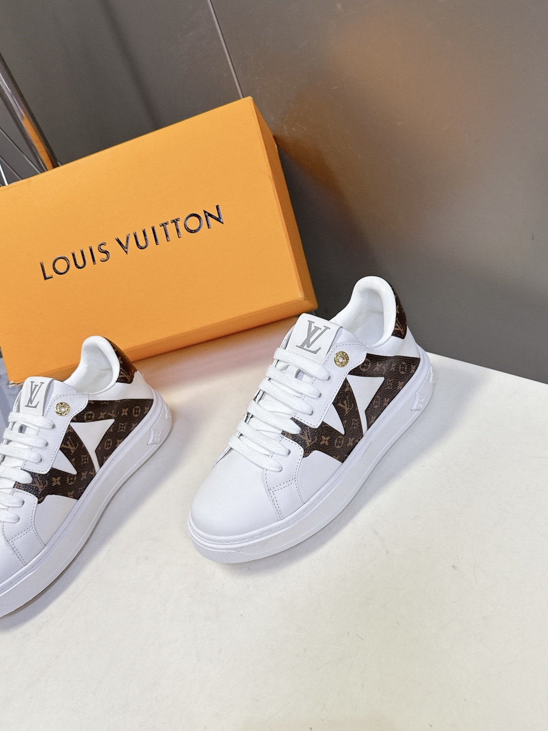 Louis Vuitton路易威登情侣款小白鞋 超多网红时尚博主种草 简约的鞋型格板设计 品牌LOGO压