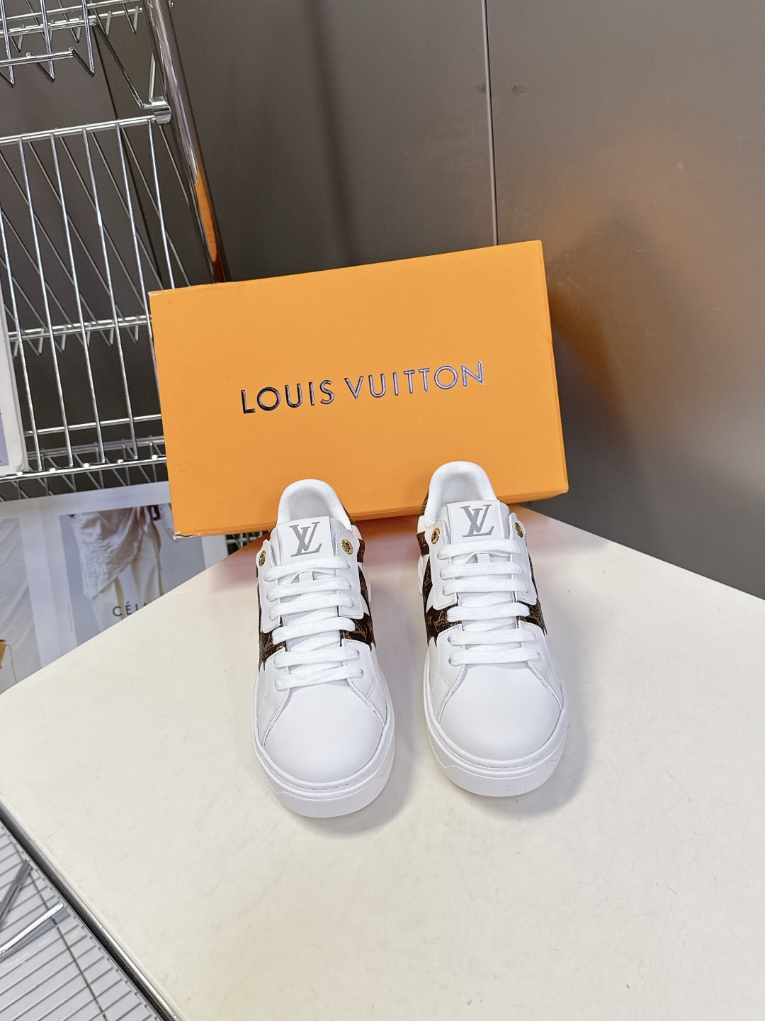 Louis Vuitton路易威登情侣款小白鞋 超多网红时尚博主种草 简约的鞋型格板设计 品牌LOGO压
