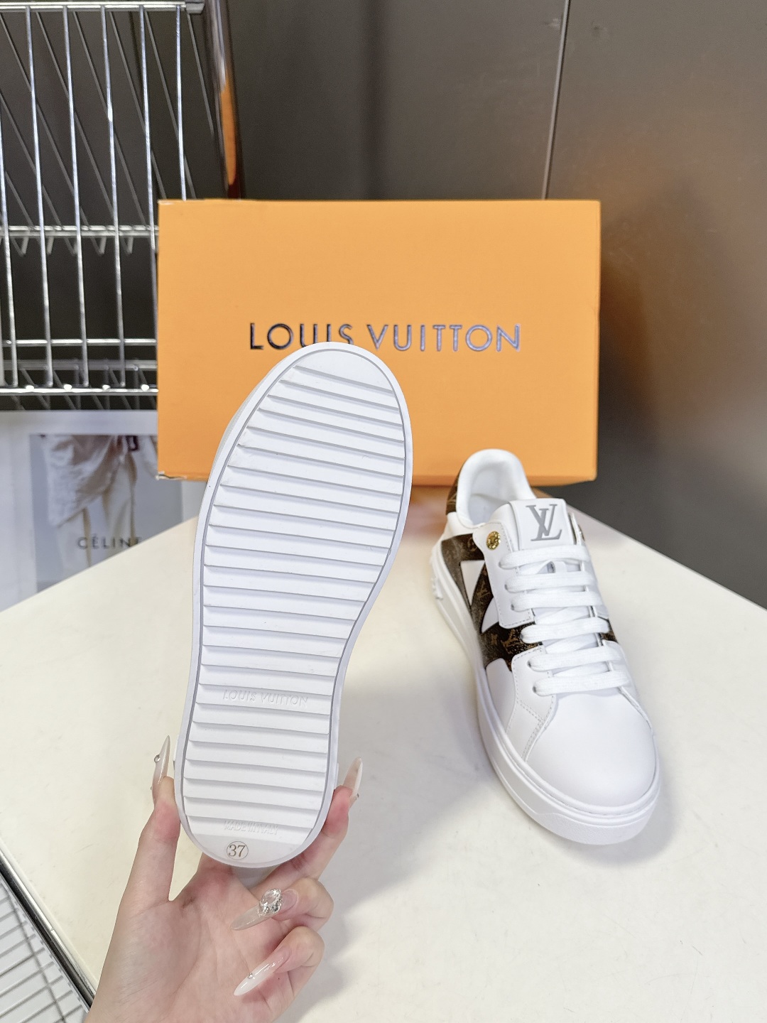 Louis Vuitton路易威登情侣款小白鞋 超多网红时尚博主种草 简约的鞋型格板设计 品牌LOGO压