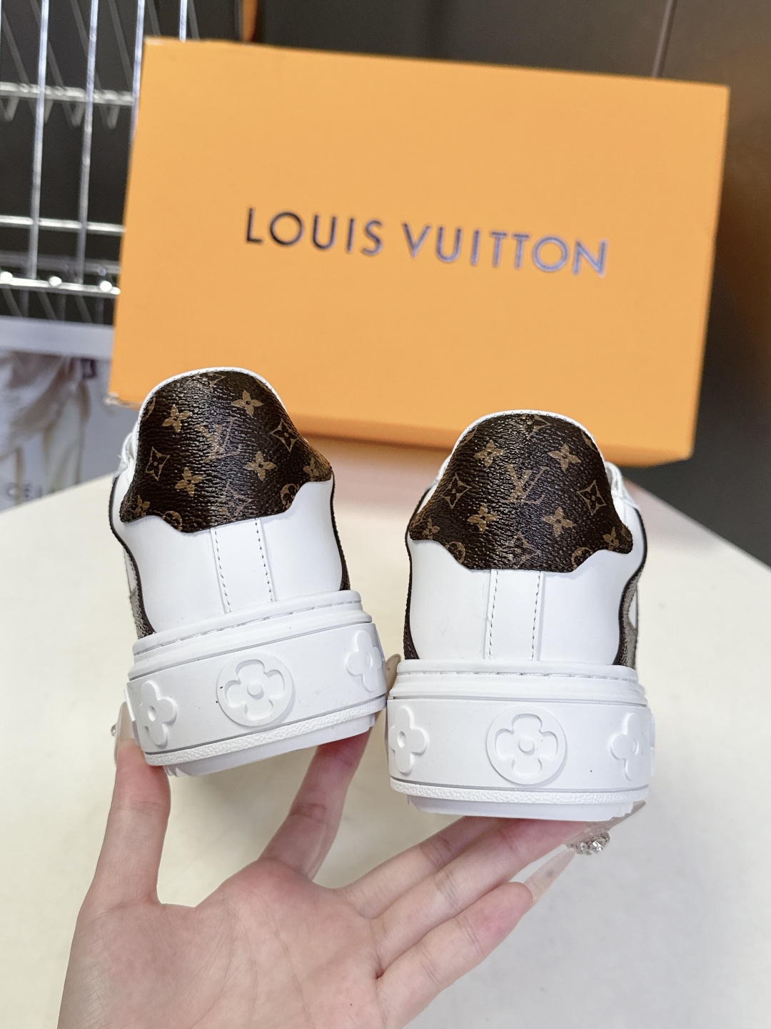 Louis Vuitton路易威登情侣款小白鞋 超多网红时尚博主种草 简约的鞋型格板设计 品牌LOGO压