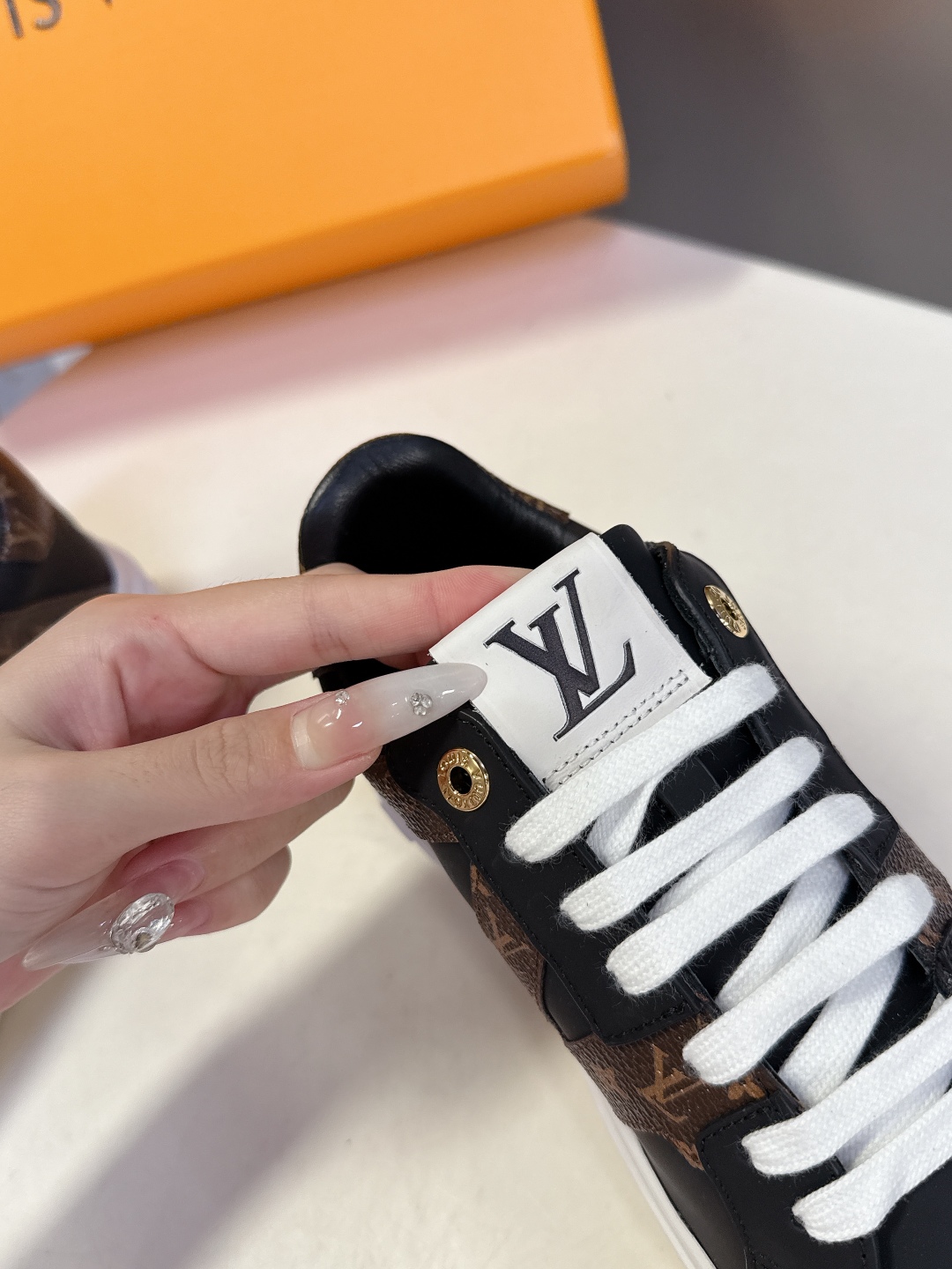 Louis Vuitton路易威登情侣款小白鞋 超多网红时尚博主种草 简约的鞋型格板设计 品牌LOGO压