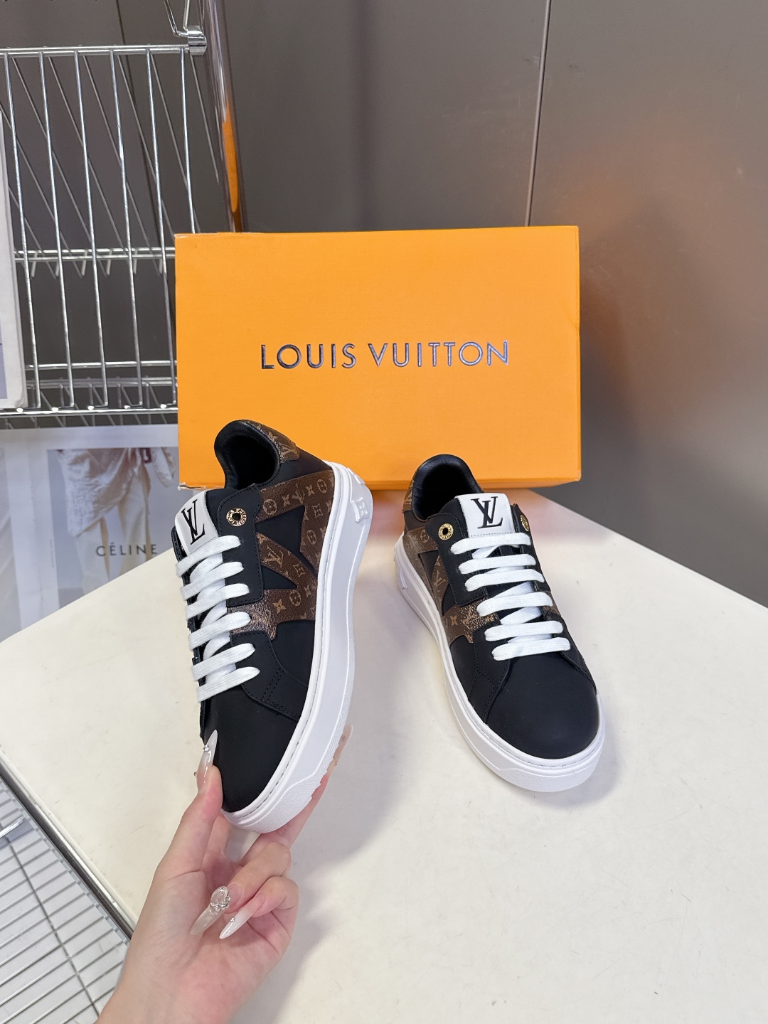 Louis Vuitton路易威登情侣款小白鞋 超多网红时尚博主种草 简约的鞋型格板设计 品牌LOGO压