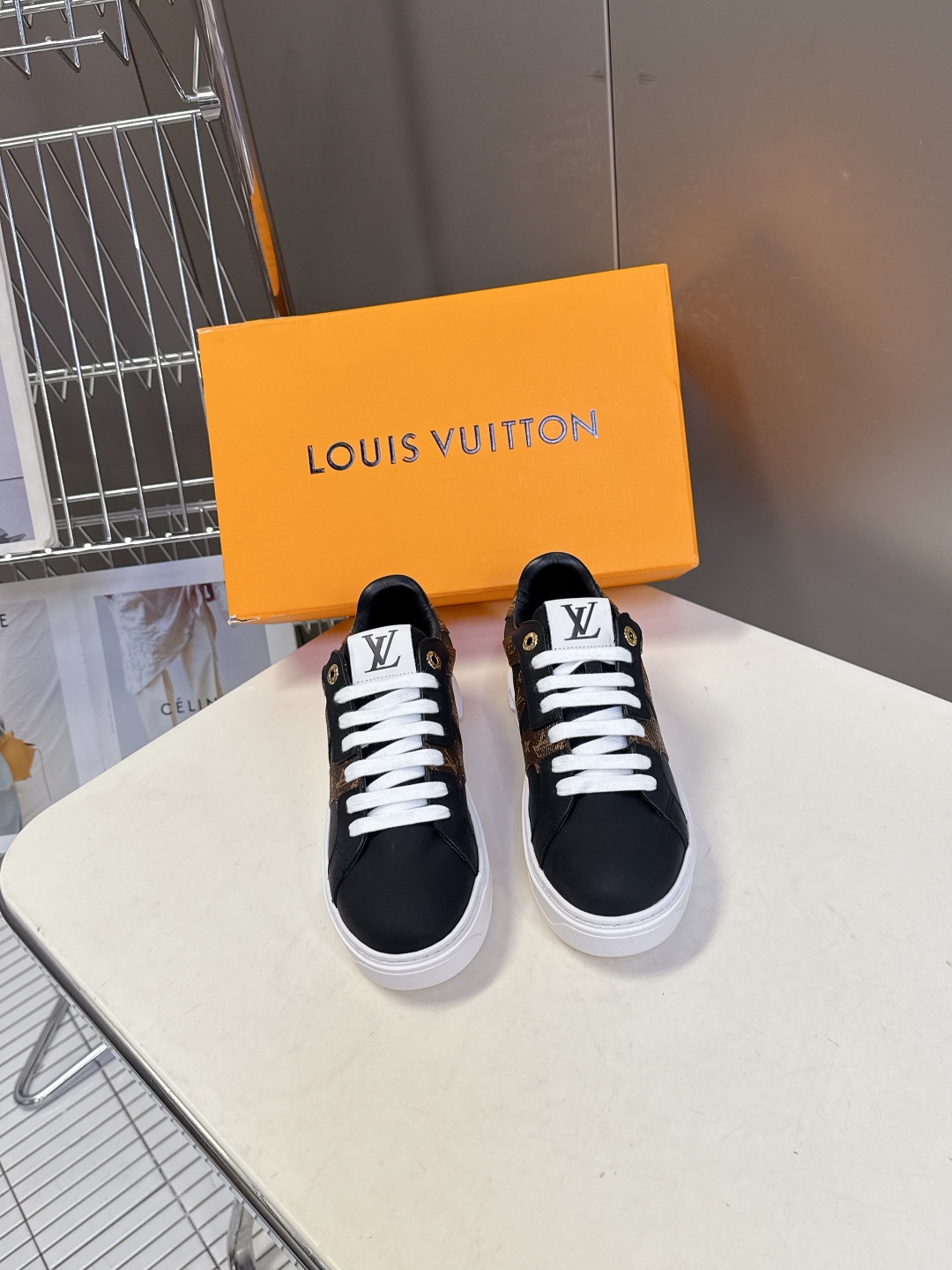 Louis Vuitton路易威登情侣款小白鞋 超多网红时尚博主种草 简约的鞋型格板设计 品牌LOGO压