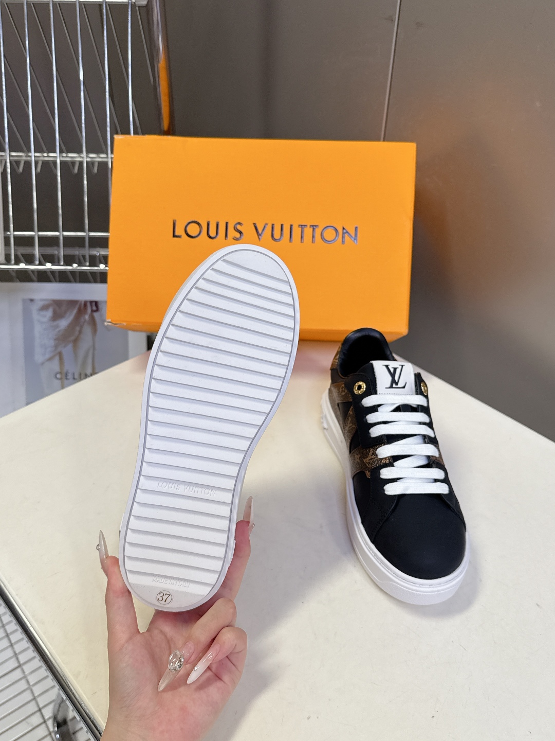 Louis Vuitton路易威登情侣款小白鞋 超多网红时尚博主种草 简约的鞋型格板设计 品牌LOGO压