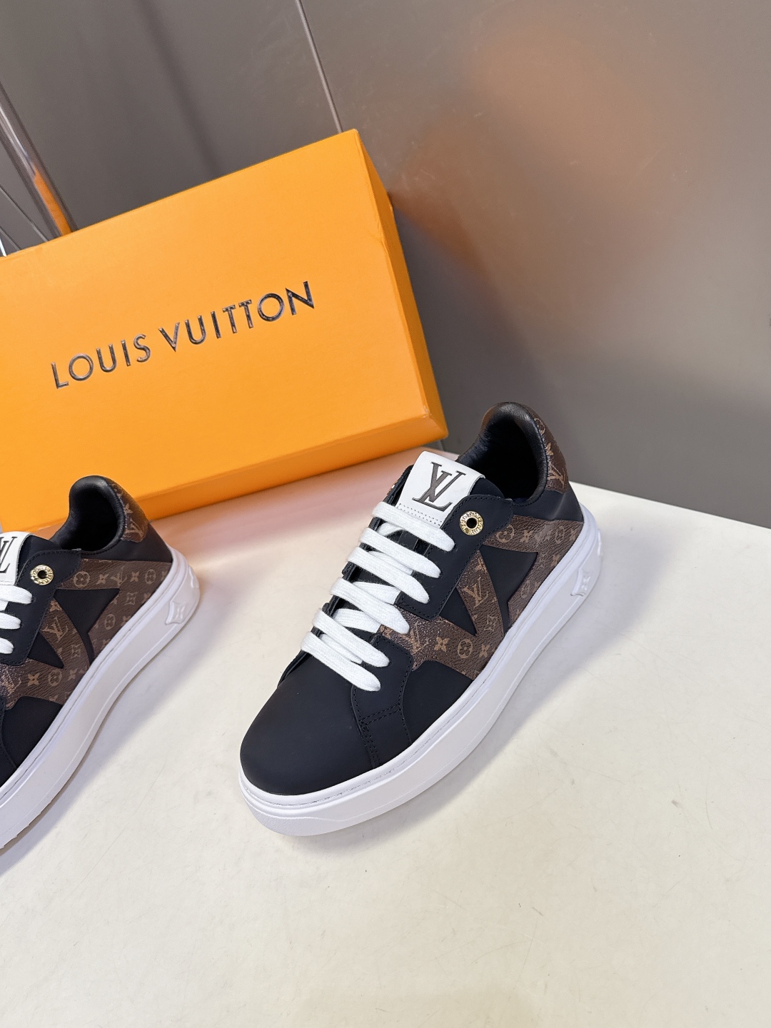 Louis Vuitton路易威登情侣款小白鞋 超多网红时尚博主种草 简约的鞋型格板设计 品牌LOGO压