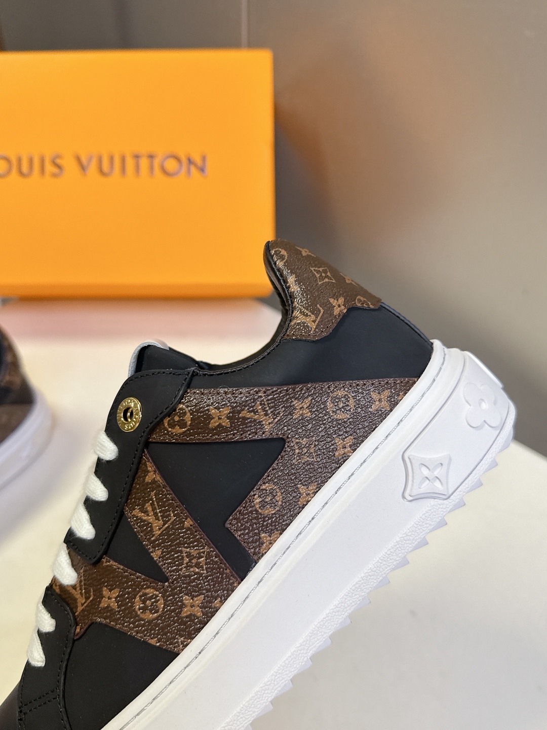 Louis Vuitton路易威登情侣款小白鞋 超多网红时尚博主种草 简约的鞋型格板设计 品牌LOGO压