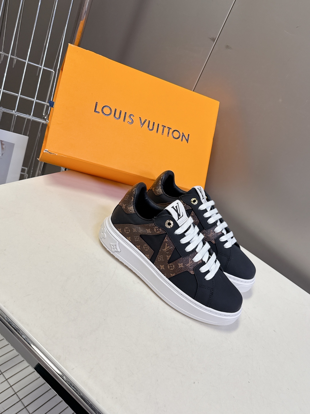 Louis Vuitton路易威登情侣款小白鞋 超多网红时尚博主种草 简约的鞋型格板设计 品牌LOGO压