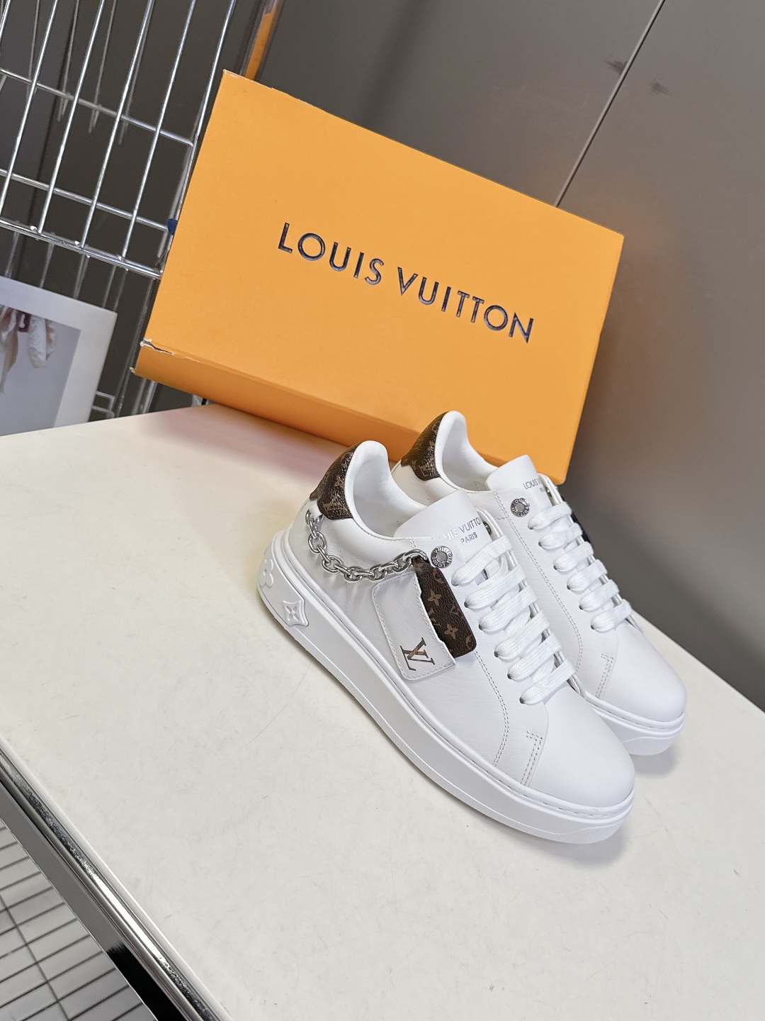 Louis Vuitton路易威登情侣款小白鞋 超多网红时尚博主种草 简约的鞋型格板设计 品牌LOGO压