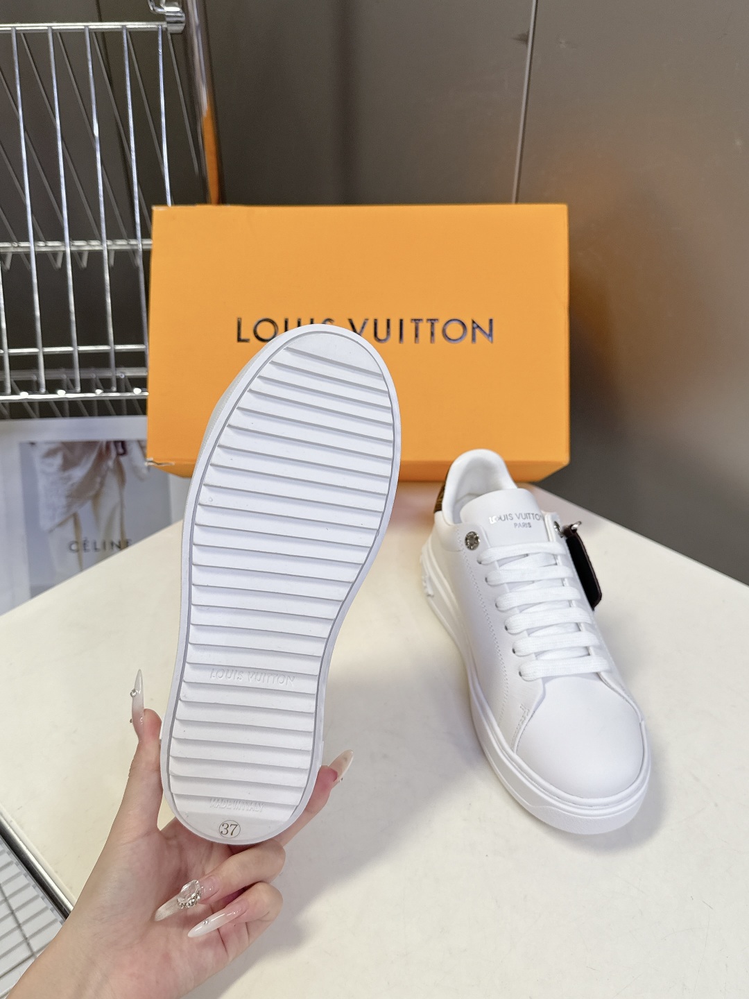 Louis Vuitton路易威登情侣款小白鞋 超多网红时尚博主种草 简约的鞋型格板设计 品牌LOGO压
