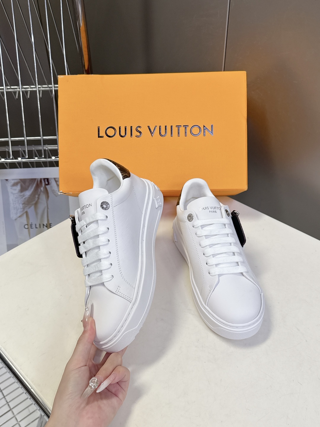Louis Vuitton路易威登情侣款小白鞋 超多网红时尚博主种草 简约的鞋型格板设计 品牌LOGO压