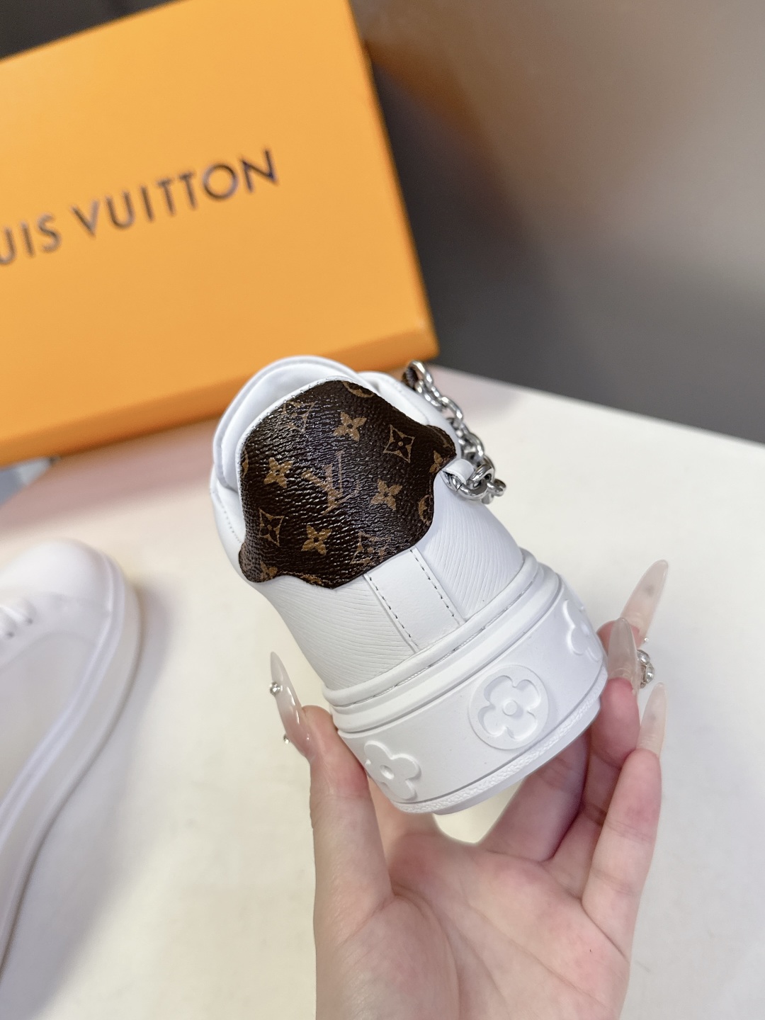Louis Vuitton路易威登情侣款小白鞋 超多网红时尚博主种草 简约的鞋型格板设计 品牌LOGO压