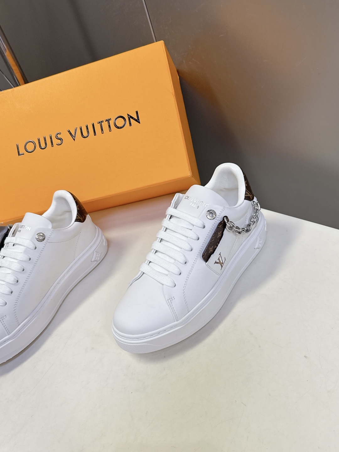 Louis Vuitton路易威登情侣款小白鞋 超多网红时尚博主种草 简约的鞋型格板设计 品牌LOGO压