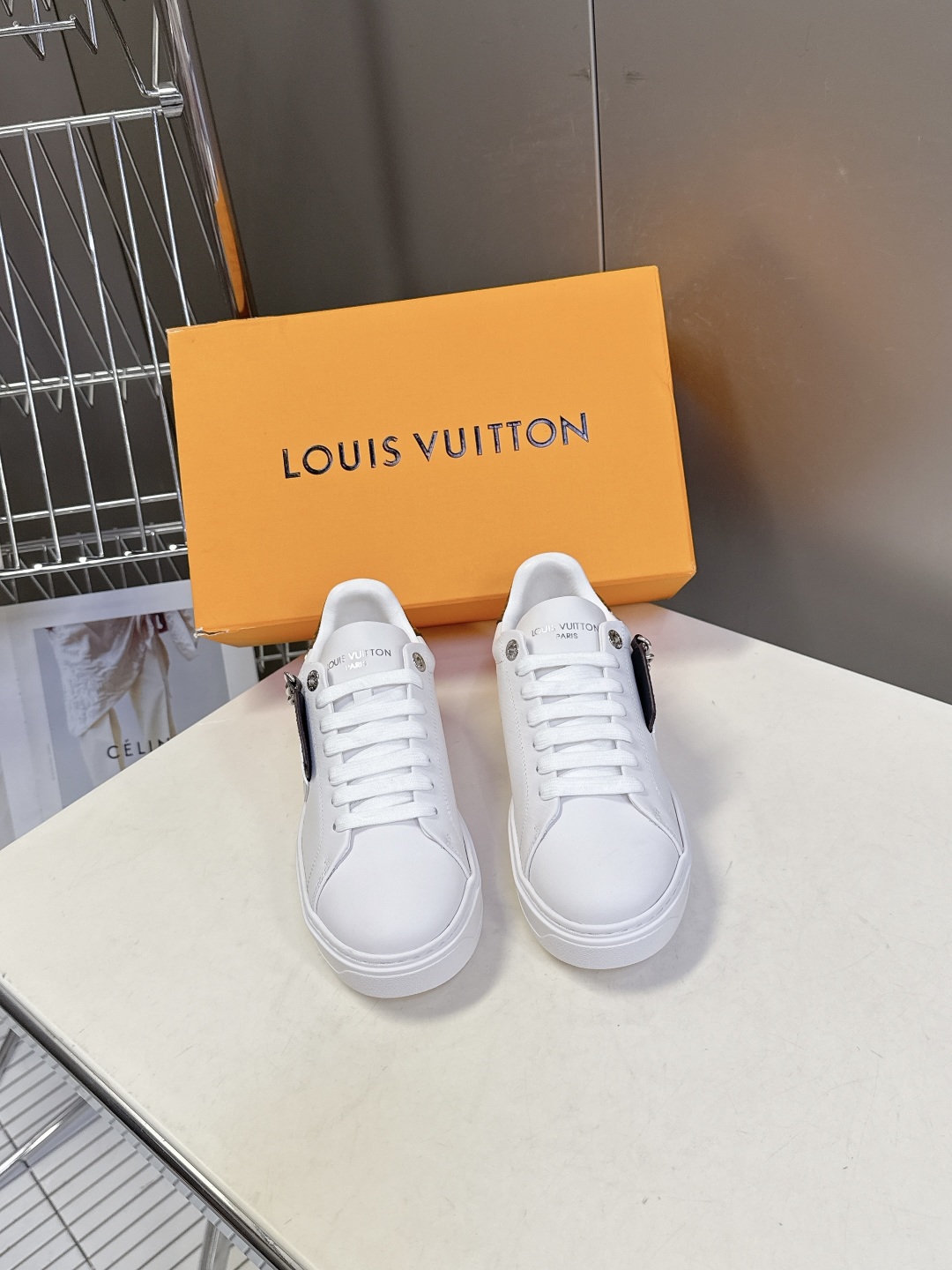 Louis Vuitton路易威登情侣款小白鞋 超多网红时尚博主种草 简约的鞋型格板设计 品牌LOGO压