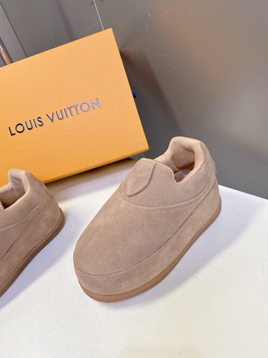 LOUIS VUITTON路易威登最新走秀款YETI 胖丁 丑萌面包鞋 以绒面牛皮革为基底，局部压印Ni