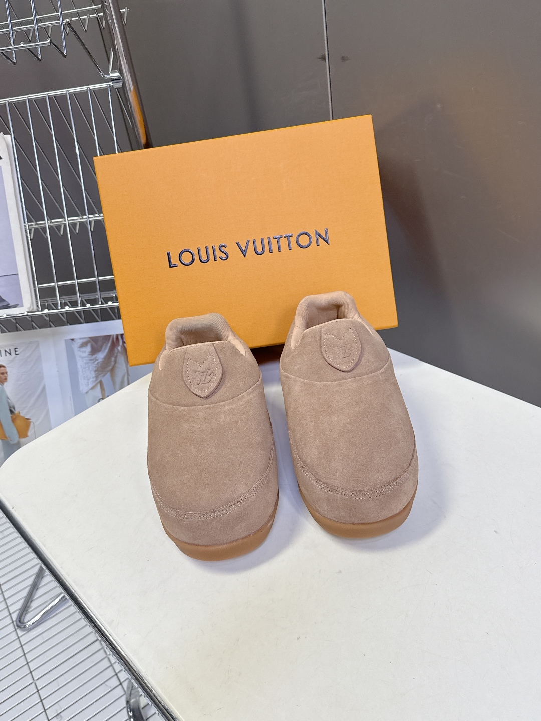 LOUIS VUITTON路易威登最新走秀款YETI 胖丁 丑萌面包鞋 以绒面牛皮革为基底，局部压印Ni