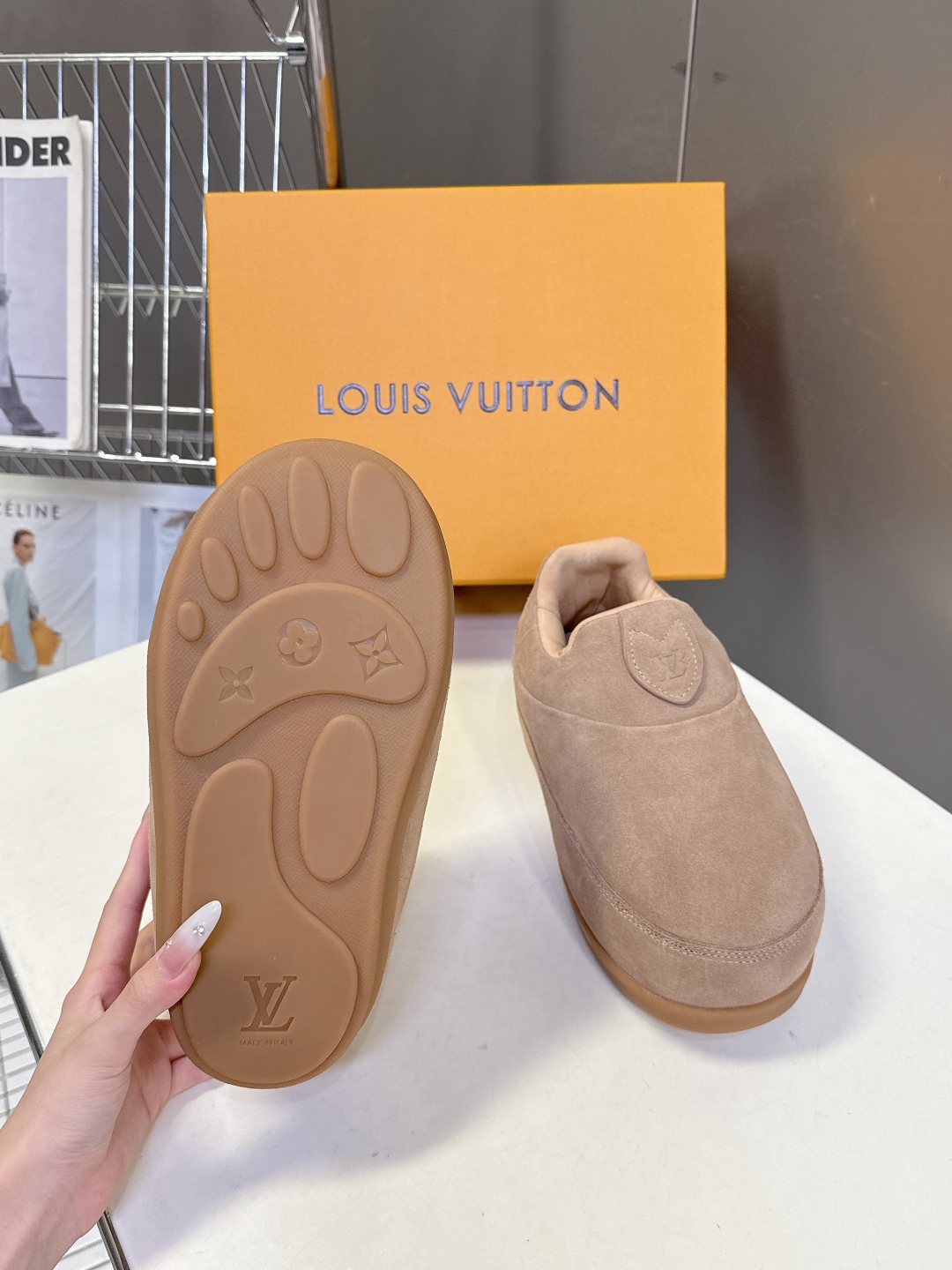 LOUIS VUITTON路易威登最新走秀款YETI 胖丁 丑萌面包鞋 以绒面牛皮革为基底，局部压印Ni