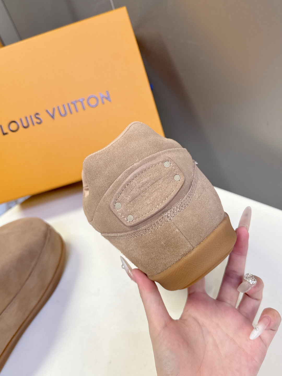 LOUIS VUITTON路易威登最新走秀款YETI 胖丁 丑萌面包鞋 以绒面牛皮革为基底，局部压印Ni
