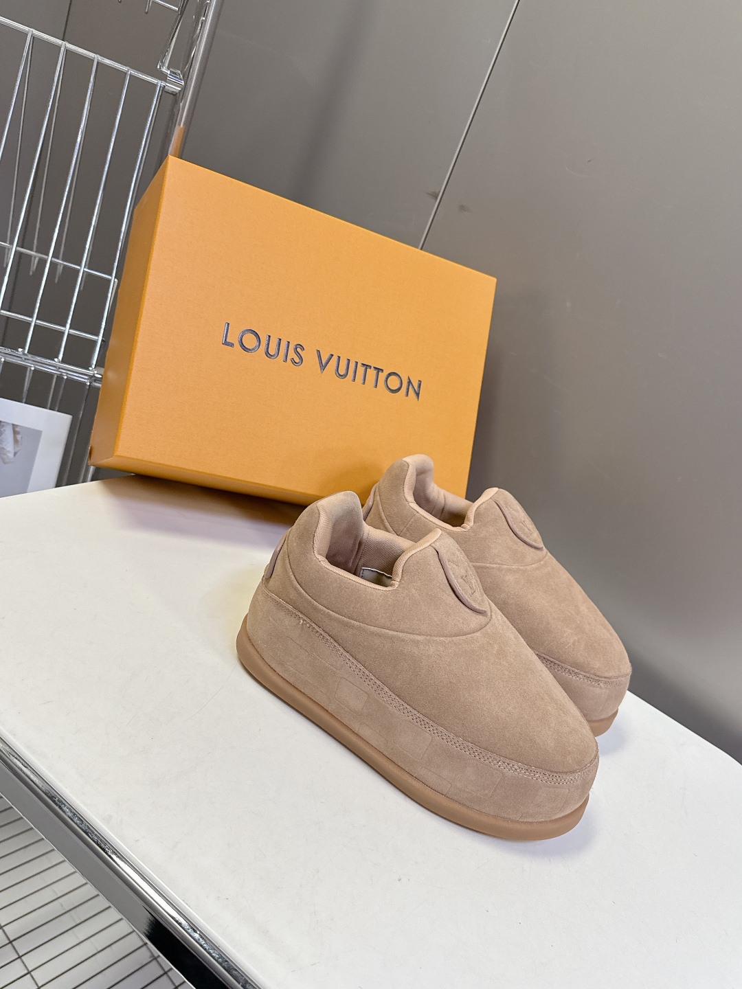 LOUIS VUITTON路易威登最新走秀款YETI 胖丁 丑萌面包鞋 以绒面牛皮革为基底，局部压印Ni