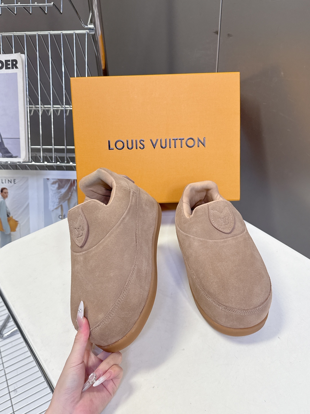 LOUIS VUITTON路易威登最新走秀款YETI 胖丁 丑萌面包鞋 以绒面牛皮革为基底，局部压印Ni