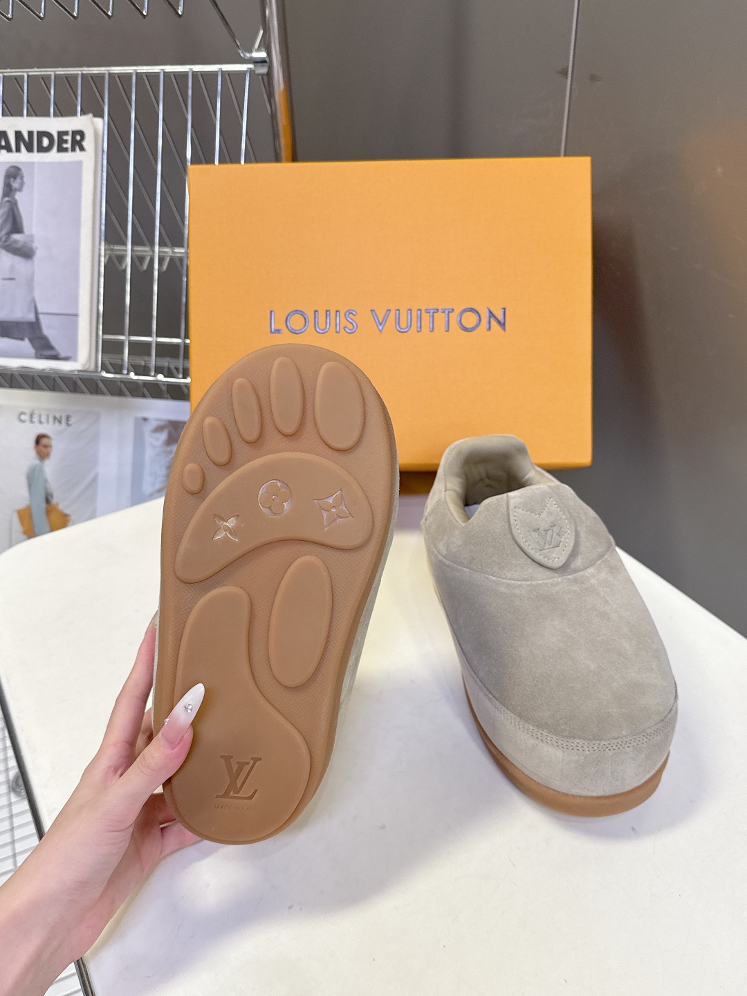 LOUIS VUITTON路易威登最新走秀款YETI 胖丁 丑萌面包鞋 以绒面牛皮革为基底，局部压印Ni