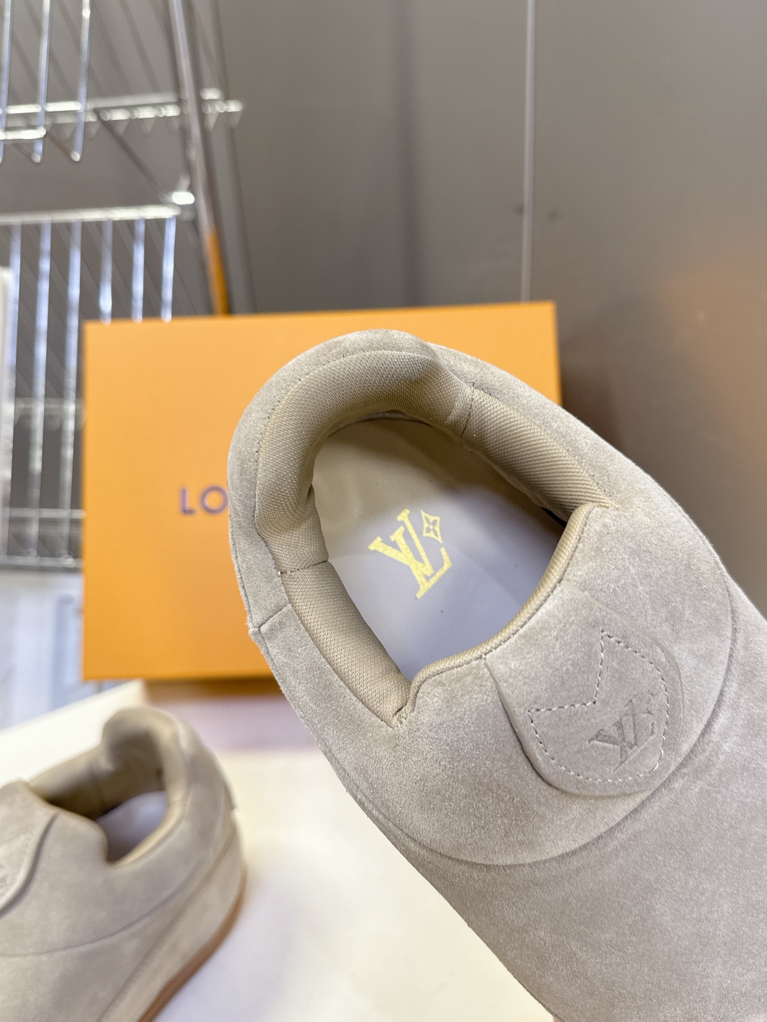 LOUIS VUITTON路易威登最新走秀款YETI 胖丁 丑萌面包鞋 以绒面牛皮革为基底，局部压印Ni