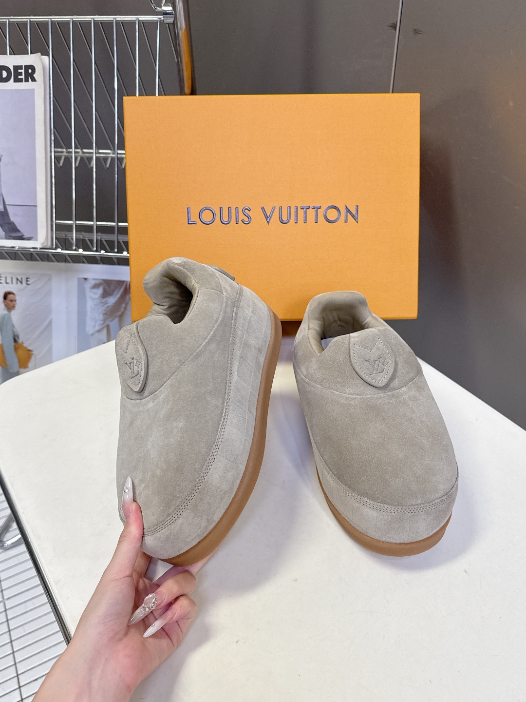 LOUIS VUITTON路易威登最新走秀款YETI 胖丁 丑萌面包鞋 以绒面牛皮革为基底，局部压印Ni