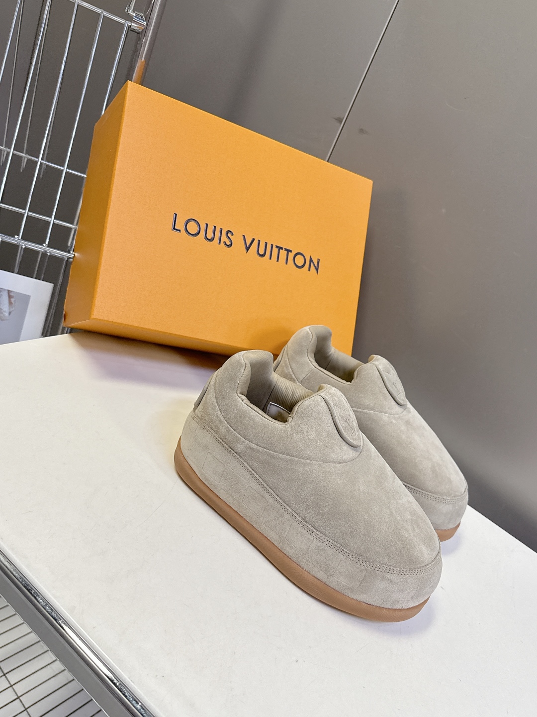 LOUIS VUITTON路易威登最新走秀款YETI 胖丁 丑萌面包鞋 以绒面牛皮革为基底，局部压印Ni