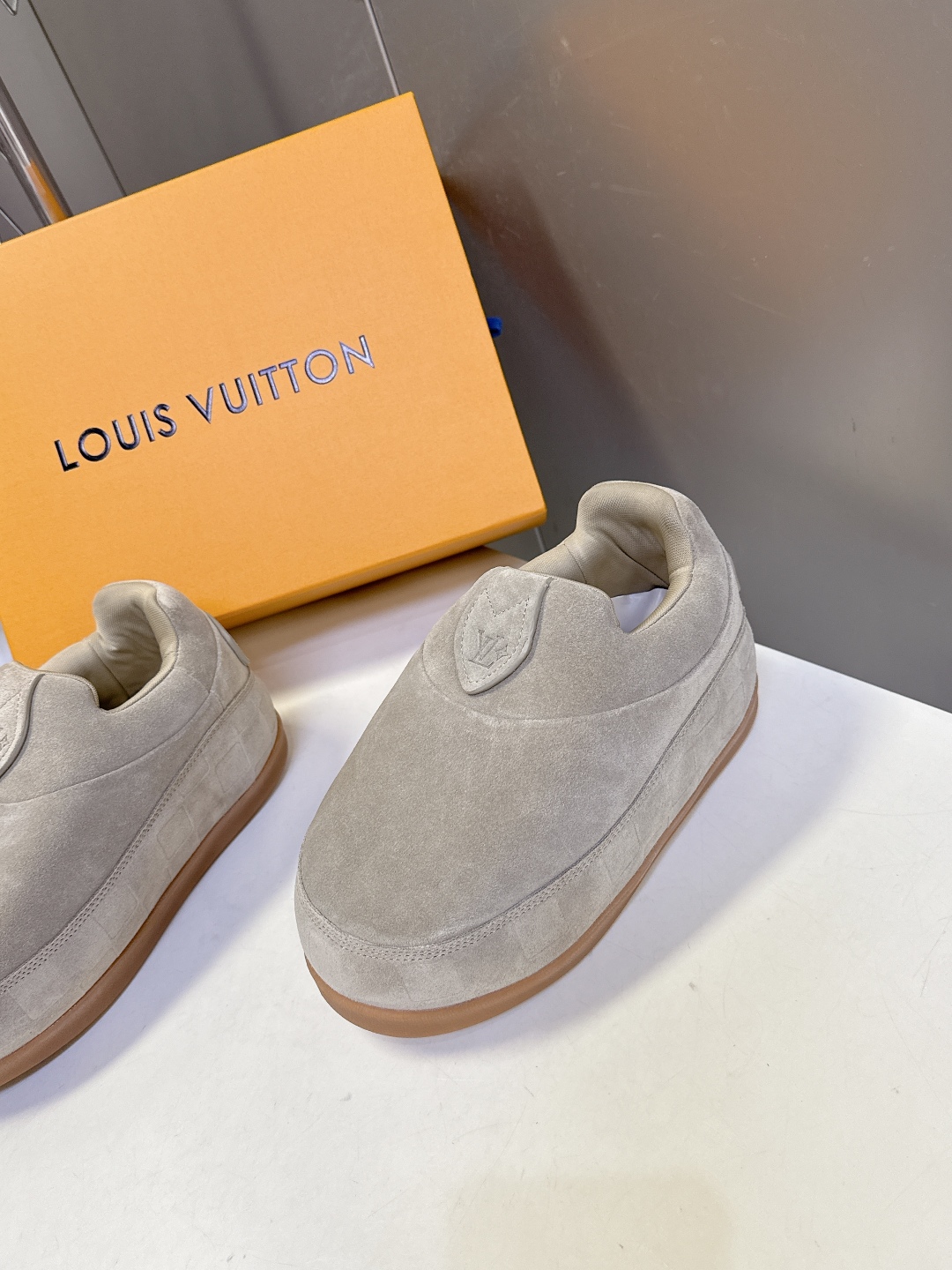 LOUIS VUITTON路易威登最新走秀款YETI 胖丁 丑萌面包鞋 以绒面牛皮革为基底，局部压印Ni