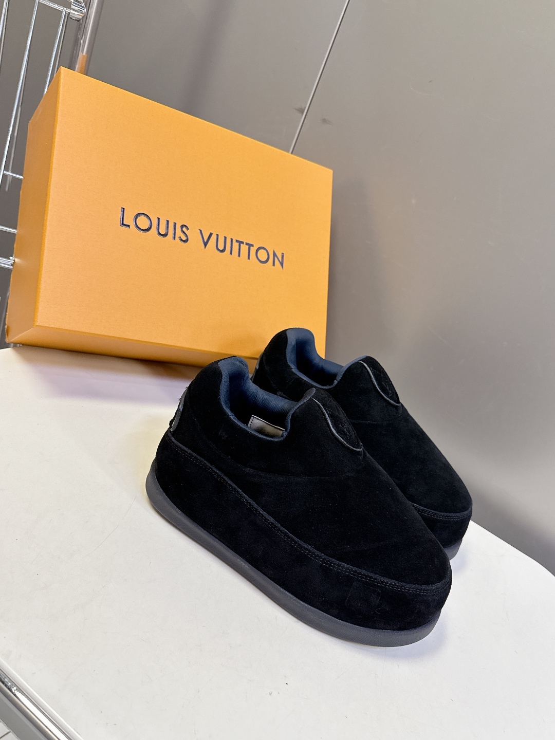 LOUIS VUITTON路易威登最新走秀款YETI 胖丁 丑萌面包鞋 以绒面牛皮革为基底，局部压印Ni